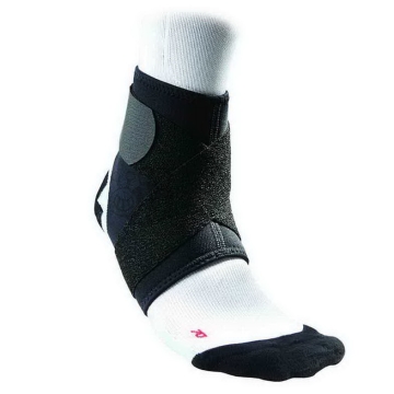 small-McDavid-Brace-432-Enkel-sleeve-met-Figuur-8-Strap-Black-1